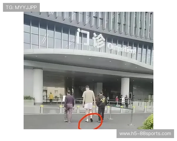 朱俊龙因脚踝受伤痛苦倒地 提前返回更衣室接受治疗 朱俊龙因脚踝受伤痛苦倒地 提前返回更衣室接受治疗